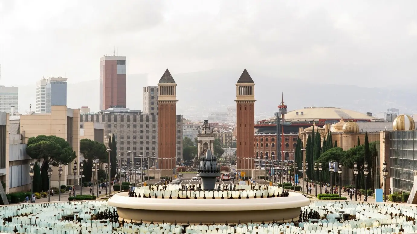 Blick vom Palau Nacional auf die Plaza de Espana mit den Venezianischen Türmen und dem Brunnen in Barcelona, Spanien.